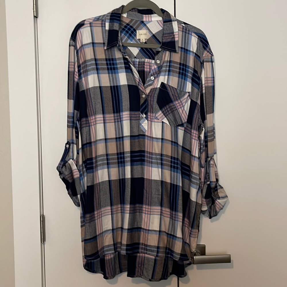 id:23 Henley blouse
